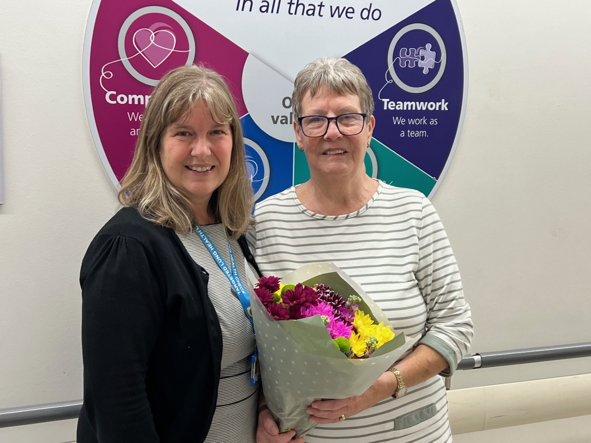 L-R Helen Bone, Programme Manager for the NHS Lung Cancer Screening Programme, with patient Mrs Joan Banks.jpg