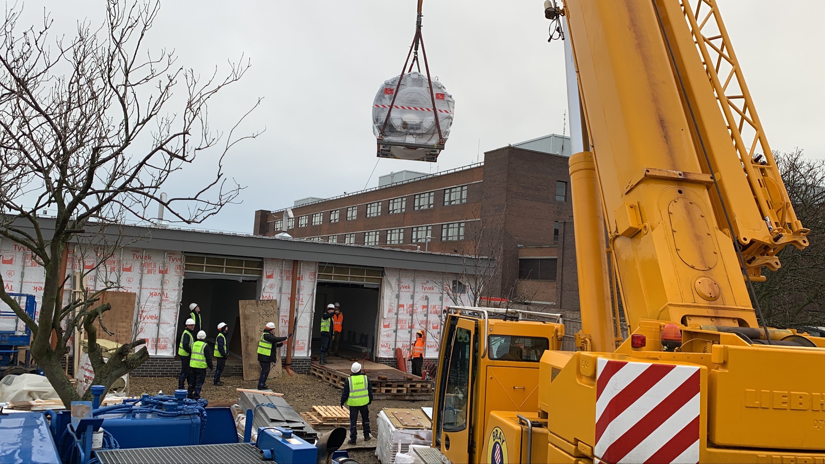 MRI scanner parts arriving on site at the IDC at South Tyneside District Hospital (2).png